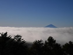 雲霞に浮かぶ富士山